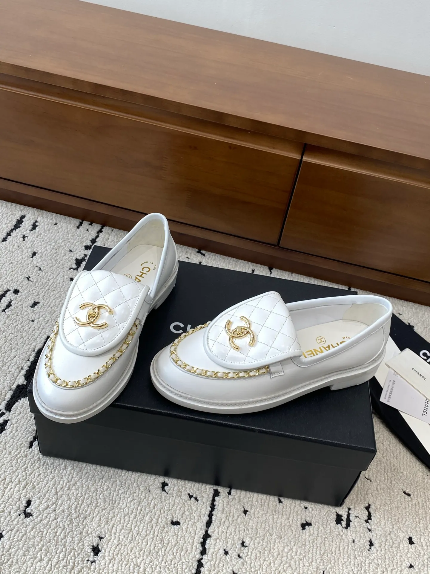 👟👟Ex-factory price 620👟👟 High version 🍀 The official website is updated simultaneously with the high version, CHANEL Chanel's new early spring top autumn shoes series____________ The must-have hot style for spring fragrances, the goddess series, with the elegant and ladylike temperament of fragrances, super attractive, irresistible, heart-beating... ▪️The upper is imported cowhide/butter/patent leather, high-end and texture ➕Original molded hardware buckle ➕Electric embroidery ▪️The lining is imported lambskin, soft and comfortable ▪️Original molded version, Italian genuine leather outsole🇮🇹 ▪️Number of codes: 34-42 (34 40 41 42 is custom-made, non-refundable and non-exchangeable) Multiple colors are available, you can also place an order with the picture BUY NOW 👉 BUY NOW 👉 BUY NOW 👉 BUY NOW 👉